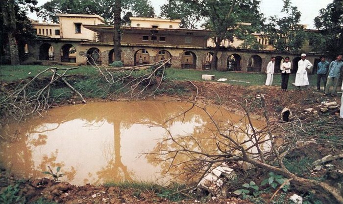 Hà Nội 1972 - Hố bom trong sân bệnh viện Bạch Mai.